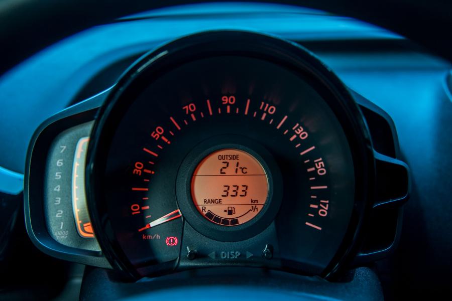 Панель приборов Citroen C1 Pacific Edition 2017 года  (фото 5 из 17)